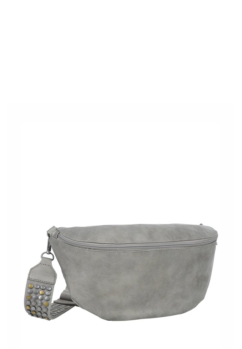 Pochette in pelle sintetica grigia con forma arrotondata, chiusura con cerniera e un accento borchiato sulla tracolla. Texture liscia, design minimalista.