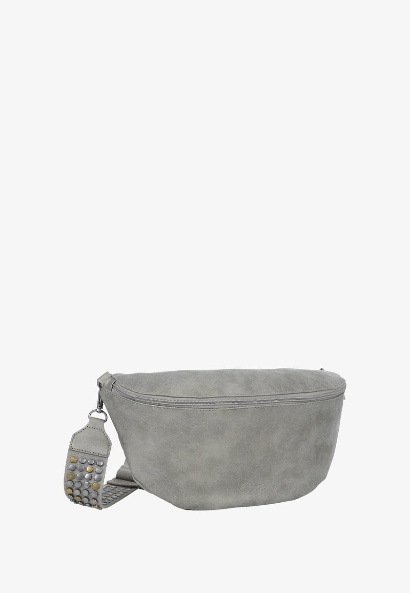 Pochette in pelle sintetica grigia con forma arrotondata, chiusura con cerniera e un accento borchiato sulla tracolla. Texture liscia, design minimalista.