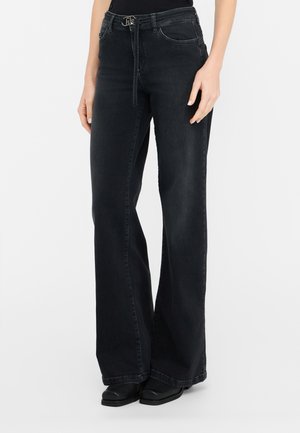 Jeans in denim nero a gamba larga con una texture liscia, dotati di tasche frontali, una cerniera e un passante per cintura con un'accenzione metallica.