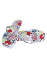 Chanclas con una base blanca que presentan un patrón abstracto colorido en rojo, verde y azul, con correas de purpurina plateada y una suela texturizada.