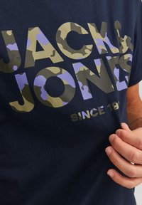 Jack & Jones JAMES CREW NECK - Print T-shirt - navy blazer
