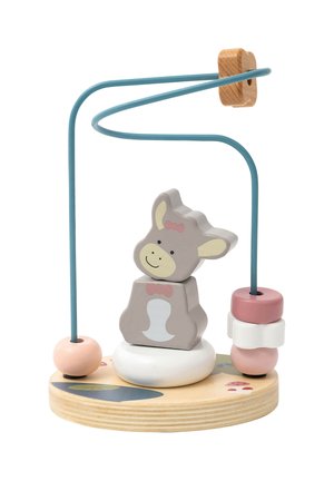 Holzperlenlabyrinth mit einem grauen Kuhblock mit einer rosa Schleife, einem gekrümmten blauen Draht und bunten Perlen auf einer runden Holzbasis.