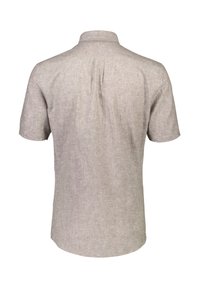 Camicia a maniche corte in tessuto beige chiaro con una finitura testurizzata, dotata di colletto standard e dettaglio di pieghe posteriori.