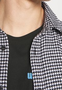 YOURTURN Printtipaita - black