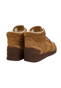 Braune Wildleder-Stiefeletten mit gemusterten Schnürsenkeln und Gummisohlen, die über strukturierte Details verfügen. Weiches Futter mit gepolstertem Schaftrand für zusätzlichen Komfort.