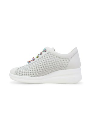 Sneaker bianca traforata con suola spessa e lacci colorati con motivo, mostrata di profilo su sfondo bianco.