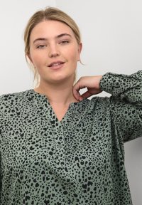 Kaffe Curve KCMILANA - Dnevna haljina - balsam green black leo