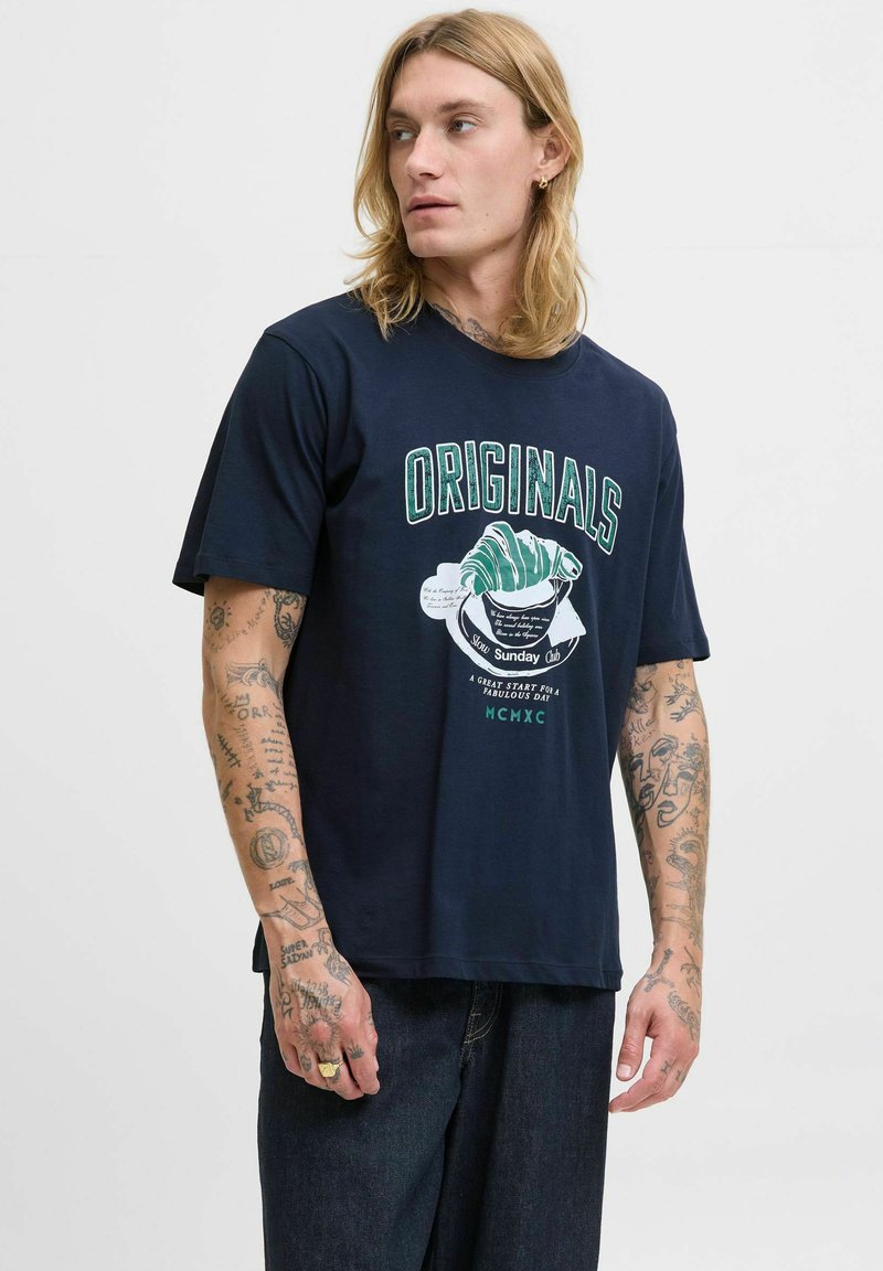 Marineblå bomulds t-shirt med "ORIGINALS" grafik med design af en croissant og tekst, korte ærmer og en afslappet pasform.