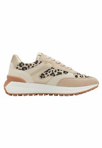Beige sneakers med leopardmönstrad panel, släta och strukturerade material, lagerdesign, vit mellansula och gummisula.