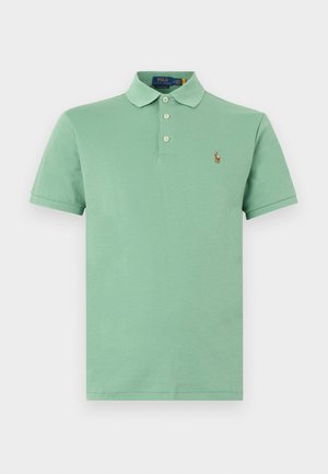 Zöld rövid ujjú galléros pólóhárom gombbal és kis, hímzett galléros játékos logóval a bal mellrészen.