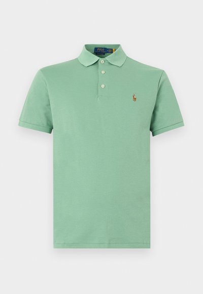 Πράσινο πόλο μπλουζάκι με κοντά μανίκια, τρία κουμπιά και μικρό κεντημένο λογότυπο παίκτη πόλο στο αριστερό στήθος.