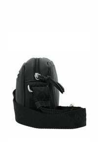 Bolso de cuero negro con un acabado texturizado, cierre de cremallera y una correa de tela con patrón. Forma compacta y rectangular con acentos de hardware en los laterales.