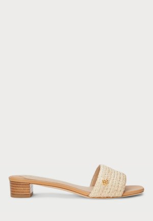 Sandalo con tacco aperto in beige chiaro con texture intrecciata, dotato di un piccolo tacco a blocco e logo dorato sulla parte superiore della cinghia.