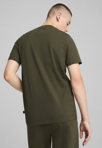 Puma BETTER ESSENTIALS TEE - T-shirts basic - dark olive
