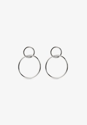 Silberne Creolen mit einem doppelten Kreisdesign. Die größeren Kreise sind glatt und glänzend, mit einer kleineren Schlaufe an der Oberseite jedes Kreises.