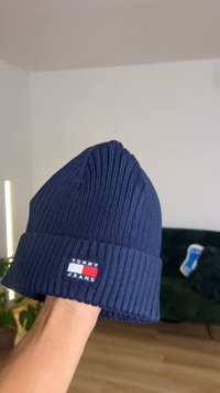 Σκούφος σε μπλε ναυτικό χρώμα με ριγέ πλέξη και διπλωμένο άκρο, με μικρό κέντημα λογότυπο "TOMMY JEANS" σε κόκκινο, άσπρο και μπλε στο μπροστινό μέρος.