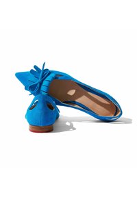 Niebieskie zamszowe płaskie buty z ostro zakończonym noskiem, z węzłem na przodzie i wycięciem na pięcie. Gładkie wnętrze i drewniana pięta.