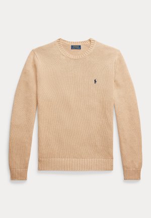 Pull beige à manches longues col rond avec poignets et ourlet côtelés, arborant un petit logo Polo Ralph Lauren bleu marine sur la poitrine gauche.