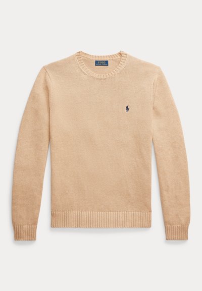 Béžový svetr s dlouhým rukávem a kulatým výstřihem s žebrovanými manžetami a lemem, s malým námořnicky modrým logem Polo Ralph Lauren na levé straně hrudi.
