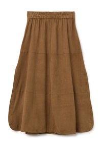 Jupe en daim marron avec une taille élastique, forme évasée fluide, et texture lisse, présentant des coutures horizontales pour un accent de design.