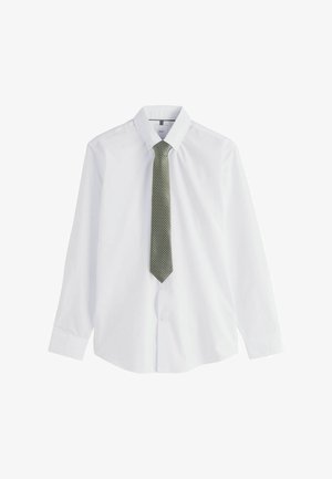 Weißes langärmliges Hemd mit Knopfleiste und einer grünen gemusterten Krawatte, dargestellt auf einem schlichten weißen Hintergrund.
