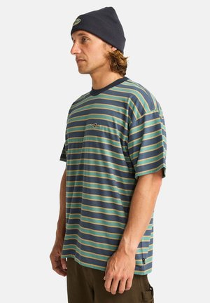 Camiseta a rayas en navy, verde y marrón claro. Presenta un cuello redondo, mangas cortas y un pequeño emblema en el pecho. El material parece suave y transpirable.