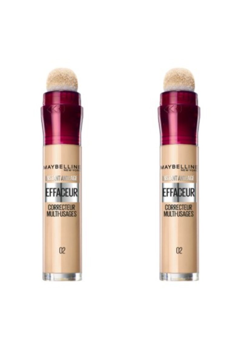 Correcteur Maybelline Instant Age Rewind, deux tubes avec un corps beige, applicateur en éponge arrondi et bouchons bordeaux. Étiquette du produit visible.