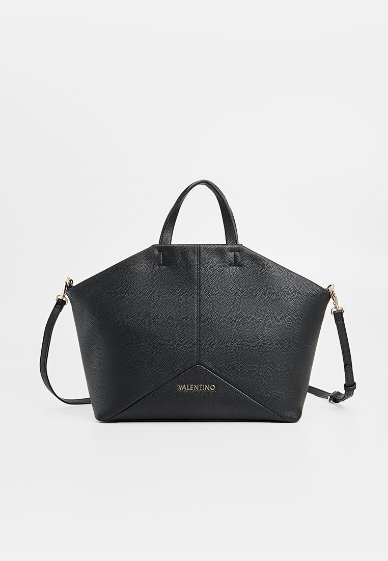 Sac Valentino en cuir noir grainé, avec des poignées supérieures et une bandoulière ajustable, ornée de quincaillerie dorée et du nom de la marque en relief.