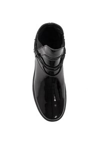 Czarne lakierowane botki o eleganckim fasonie, gładkiej fakturze i zaokrąglonym nosku. Posiadają dwa ozdobne paski oraz zapięcie na zamek błyskawiczny po boku.