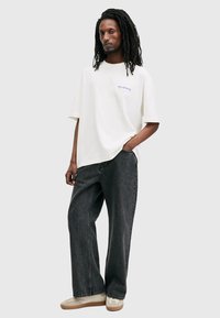 AllSaints UNDERGROUND CREW - Nyomott mintás póló - ashen white purple