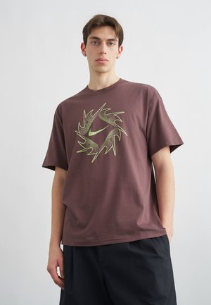 Nike Sportswear, TEE  - Μπλουζάκι με στάμπα - dark brown