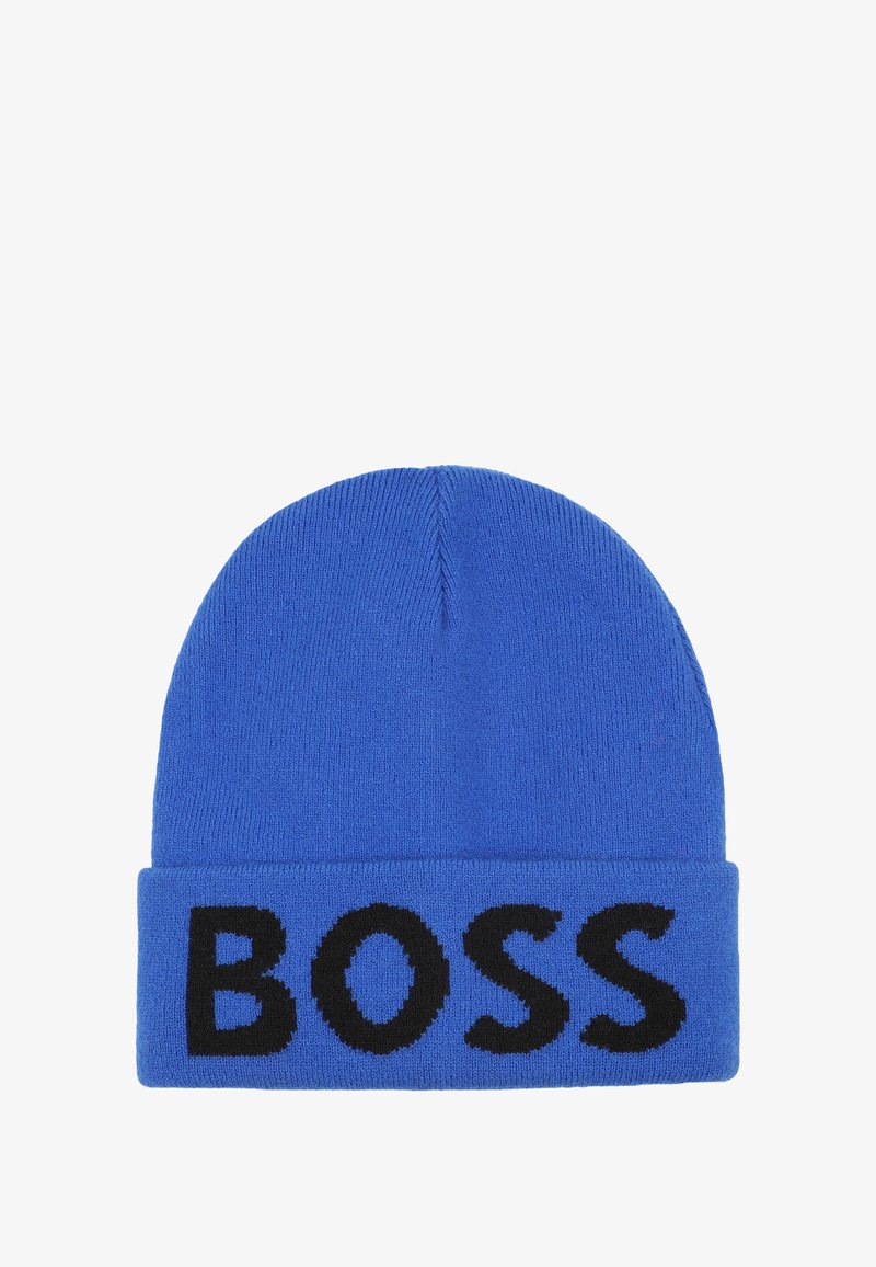 Blauwe gebreide beanie gemaakt van zachte stof, met een brede ribbelcuff waarop "BOSS" in zwarte letters aan de voorkant staat.