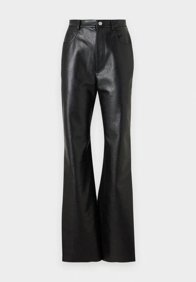Juodos odinės platus kojas kelnes su elegantišku apdaila, priekinėmis kišenėmis ir kontrastingomis siūlėmis. Su sagos uždarymu ir struktūruotu juosmeniu.