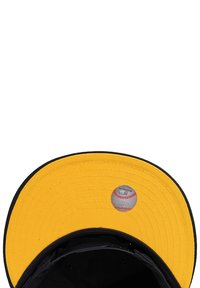 Schwarze Baseballmütze mit einem gelben Schild, das auf der Unterseite eine runde, bedruckte Baseballgrafik zeigt. Flaches Schilddesign.