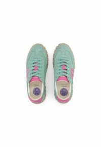 Sneakers in suede verde menta con dettagli rosa, punta rotonda, lacci piatti e suola in gomma testurizzata; logo visibile sulle sole interne e sui lati esterni.