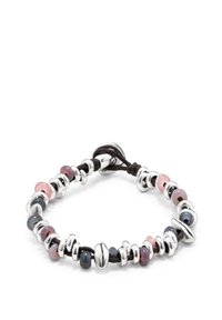 Pulsera de cuentas que presenta cuentas lisas alternadas de plata y cuentas de colores en tonos rosa, púrpura y azul, ensartadas en un cordón oscuro.