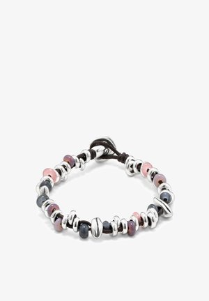 Pulsera de cuentas que presenta cuentas lisas alternadas de plata y cuentas de colores en tonos rosa, púrpura y azul, ensartadas en un cordón oscuro.