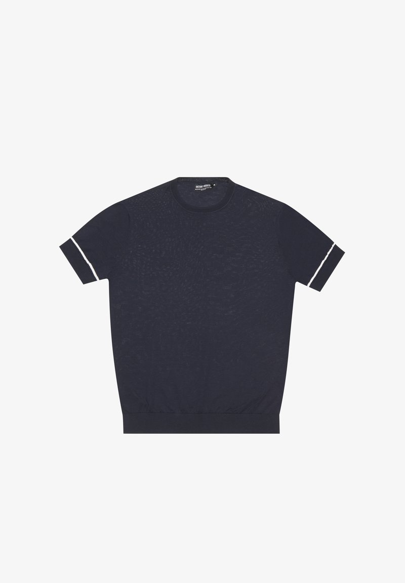 Maglietta a maniche corte in maglia blu navy con scollo rotondo, tessuto strutturato e accenti bianchi sui polsini. Taglio casual con orlo a costine.