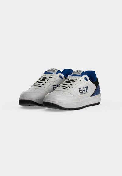 Двойка бели ниски кецове с черни подметки, сини акценти и бранд "EA7 Emporio Armani" на двете страни и език, наклонени наляво.