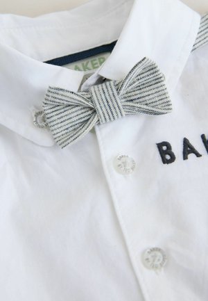 Camicia bianca con colletto strutturato, caratterizzata da un papillon a righe. Ricamo con la scritta "BAKER" in filo scuro e bottoni trasparenti. Tessuto in morbido cotone.