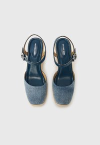 Γόβες slingback από τζιν ύφασμα με στρογγυλεμένη μύτη, μπλε χρώμα, ρυθμιζόμενο λουράκι αστραγάλου και λεπτομέρειες από τζούτα σε στυλ εσπαντρίγιας στη σόλα.