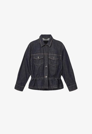 Chaqueta de mezclilla oscura con cuello de solapa, dos bolsillos en el pecho y cintura fruncida. Presenta cierre frontal de botones y costuras en contraste.