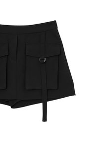 Shorts noirs en tissu lisse, dotés de deux poches avant, d'une taille ceinturée et d'une coupe ajustée au design épuré.