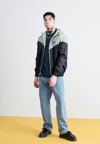 Nike Sportswear Vetrovka - black/jade horizon