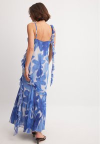 NA-KD RUFFLE DETAIL  - Maksi suknelė - white blue floral