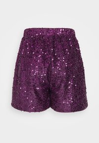 Fialové kraťasy s flitry a elastickým pasem. Tkanina je hustě pokrytá lesklými, odrazivými flitry, vytvářejícími texturovaný povrch.