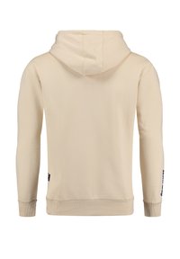 Sudadera beige de manga larga con un bolsillo tipo canguro y capucha. Presenta puños y bajo acanalados, con una marca en la manga izquierda. Textura suave.