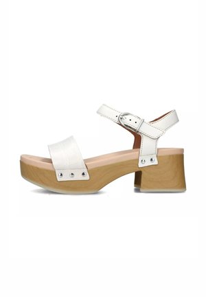 Sandali platform bianchi con finitura lucida, cinturino alla caviglia regolabile, tacco in legno e dettagli in metallo argentato sulla base.