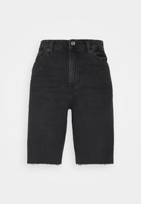 Short en jean noir taille haute avec ourlets effilochés, fermeture par bouton et zip, et poches avant visibles sur un fond uni.