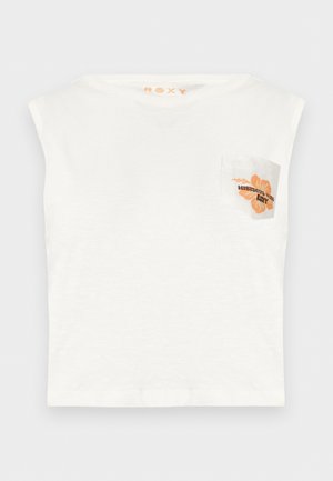Camiseta blanca sin mangas con escote redondo y un pequeño bolsillo en el pecho que presenta una flor de hibisco naranja y texto.